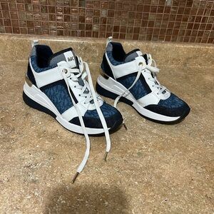 Women's Michael Kors Liv Trainer Signature
Sneakers Athletic Shoes size 5.5